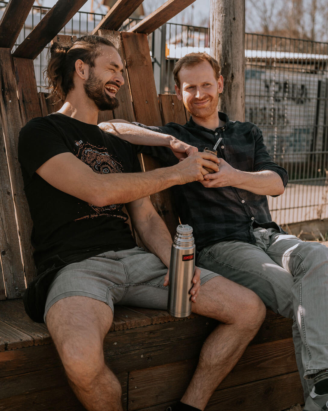 [NL]Mate Tee wirkt anregend, ohne aufzuregen - Jared und Johan genießen Ihre Mate zusammen