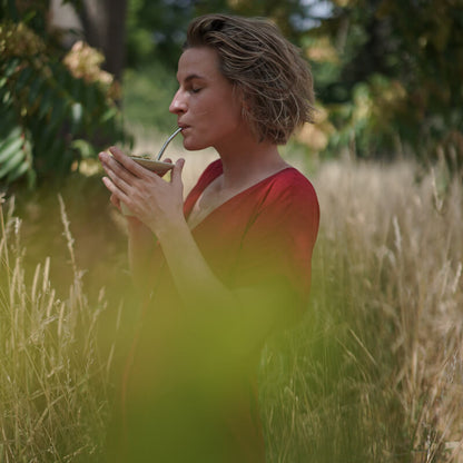 Frau trinkt Mate Tee aus Cuia